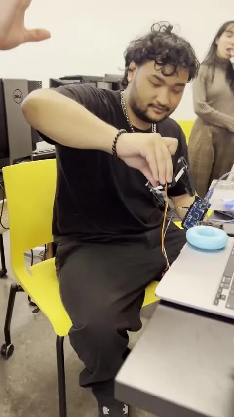 Adjusting the gripper's wiring on the breadboard
